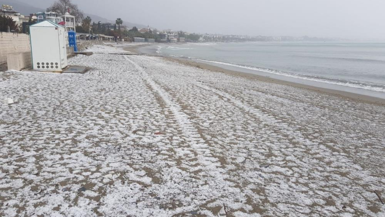 53 yıl sonra Alanya'da kar yağdı: Sahil beyaza büründü